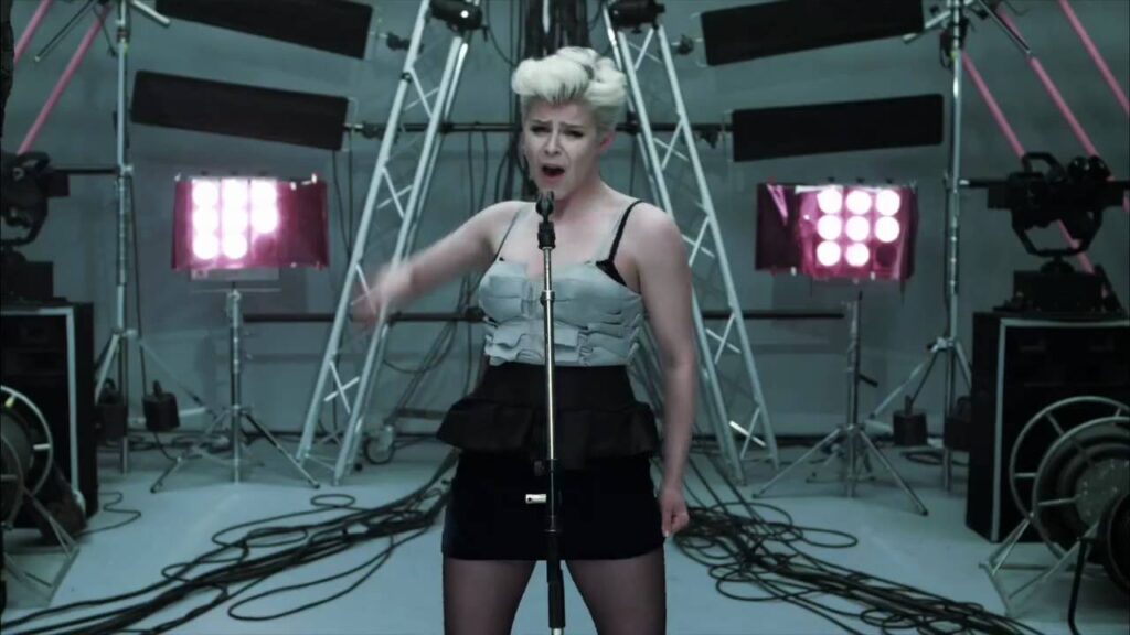 Robyn – Dancing On My Own